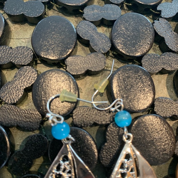 Silver and blue colored intricate dangly earrings. - Picture 4 of 7